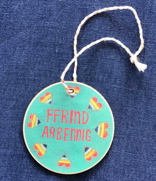Addurn Pren Ffrind Arbennig